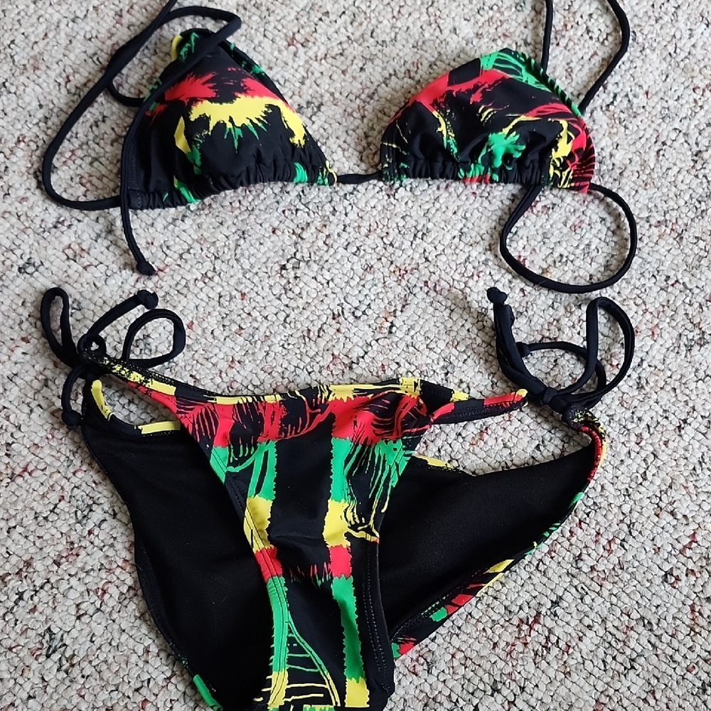 String Bikini, ,Xs Never Worn In Water.  Super Cute. Jel Top Inserts Removable